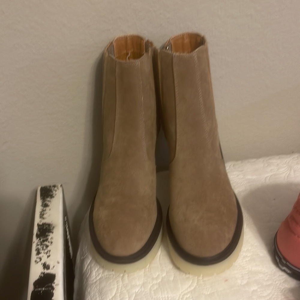Woman’s tan suede booties w bubblegum soul. Oasis society - Picture 2 of 5